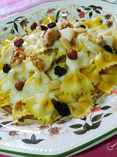 Una foto de Farfalle de limón y cúrcuma en salsa de chocolate blanco y frutos secos