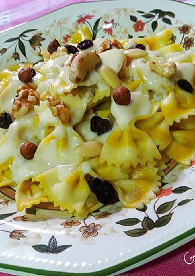 Una foto de Farfalle de limón y cúrcuma en salsa de chocolate blanco y frutos secos