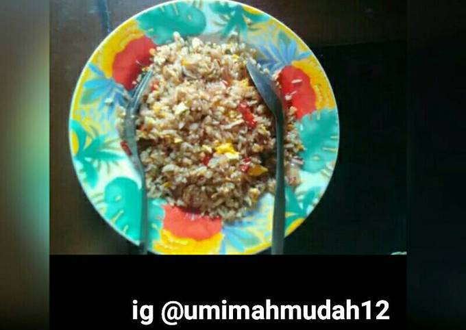 Resep Nasi goreng simple (tanpa kecap) oleh umi mahmudah - Cookpad