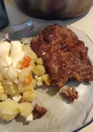 Una foto de Bondiola a la barbacoa con ensalada rusa