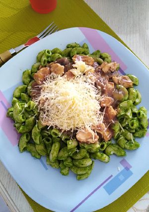 Una foto de Pasta al pesto con pollo y champiñones! 🍝