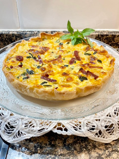 Una foto de Pizza rústica de jamón serrano, patatas y calabacín