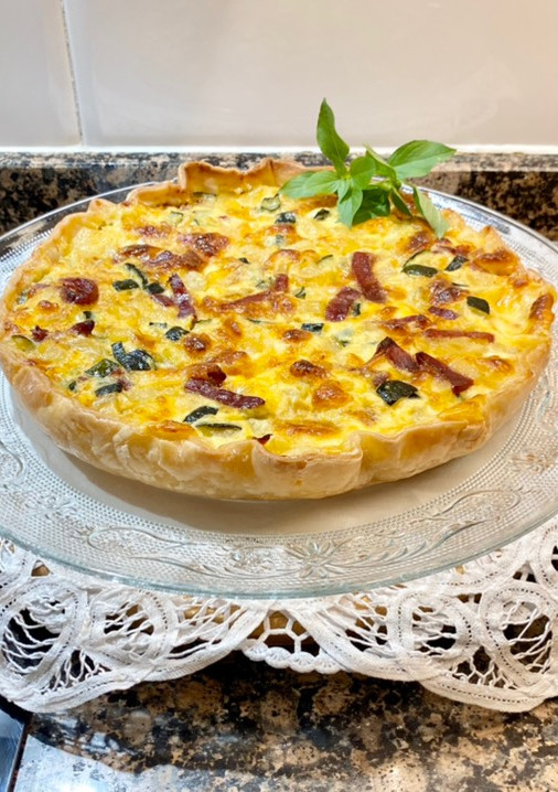 Una foto de Pizza rústica de jamón serrano, patatas y calabacín