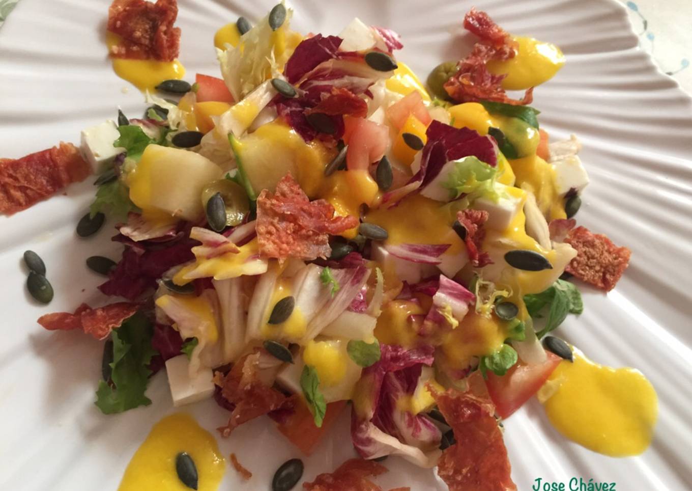 Ensalada de melón, mango, queso y serrano crujiente con vinagreta de mango