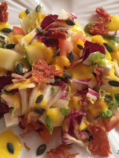Una foto de Ensalada de melón, mango, queso y serrano crujiente con vinagreta de mango