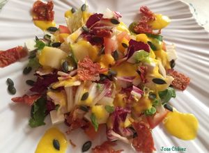 Foto principal de Ensalada de melón, mango, queso y serrano crujiente con vinagreta de mango