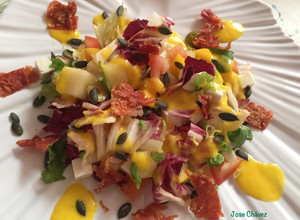 Foto principal de Ensalada de melón, mango, queso y serrano crujiente con vinagreta de mango