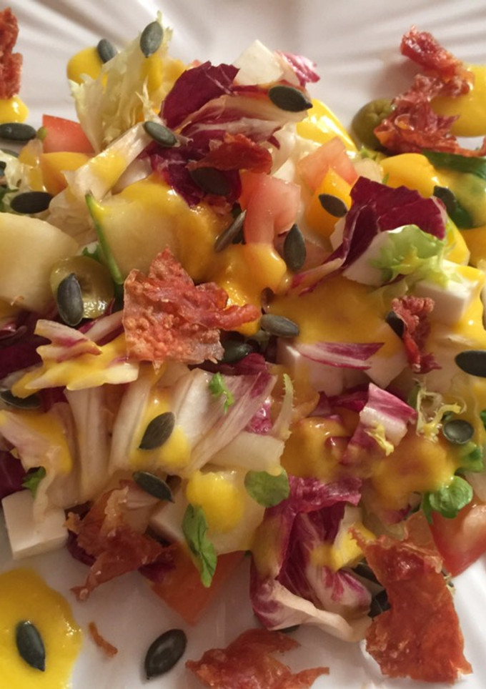 Una foto de Ensalada de melón, mango, queso y serrano crujiente con vinagreta de mango