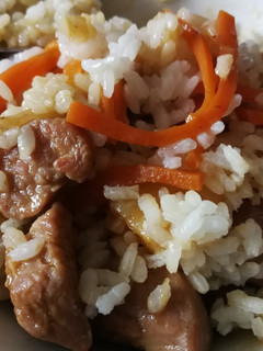 Una foto de Pavo con salsa agridulce y arroz