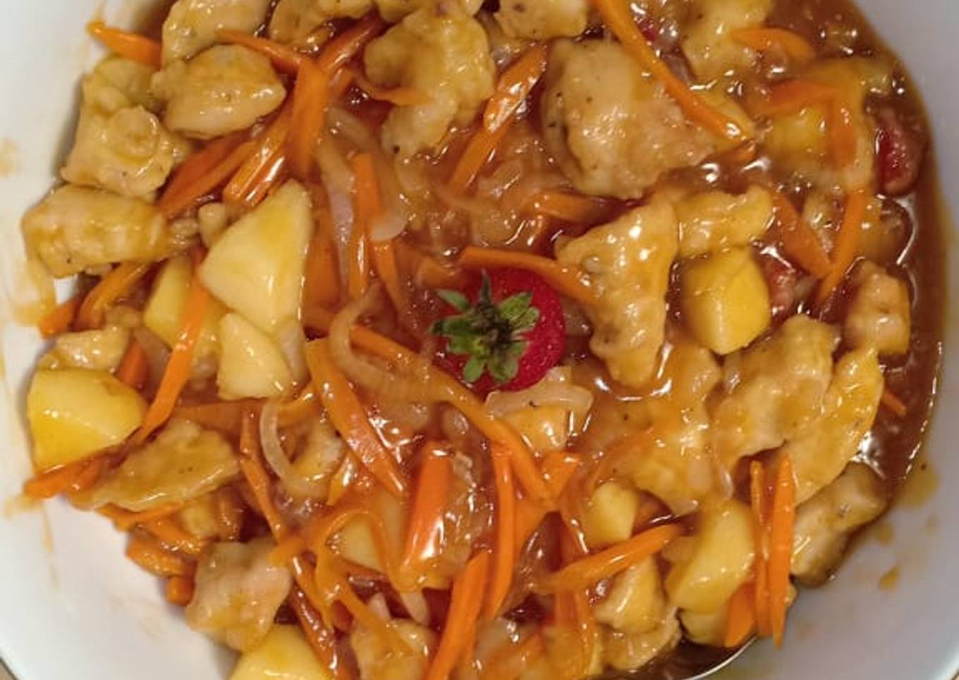 Sweet & Sour chicken with apple bites & Strawberry