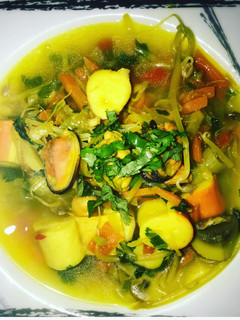 Una foto de Sopa de verduras y marisco