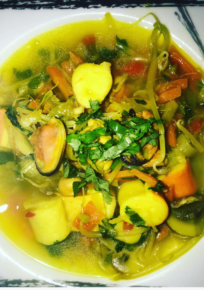 Una foto de Sopa de verduras y marisco