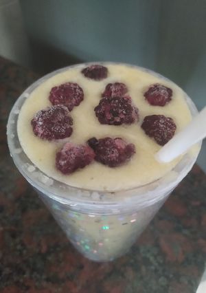 Una foto de Batido exquisito de piña/ananá y banana!!! 🍍🍌