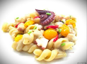 Foto di Fusilloni con polpo e crema di melanzane e porro, con datterini gialli