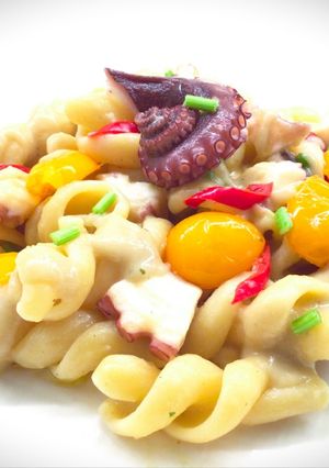 Foto di Fusilloni con polpo e crema di melanzane e porro, con datterini gialli
