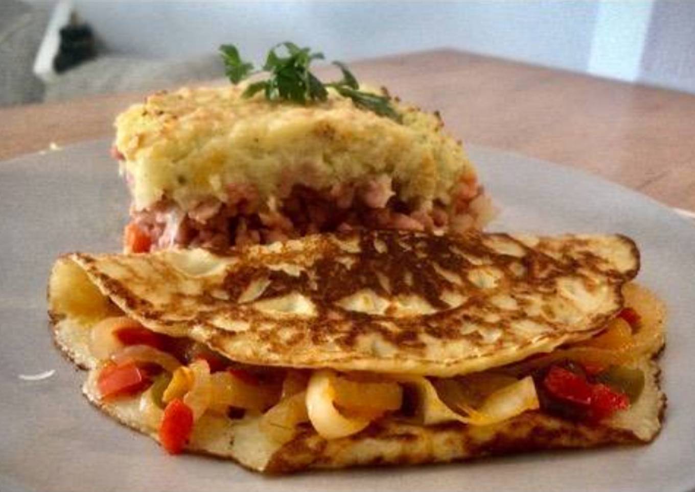 Pastel de carne con puré de patatas y crepe de patata vegetal