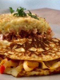 Una foto de Pastel de carne con puré de patatas y crepe de patata vegetal