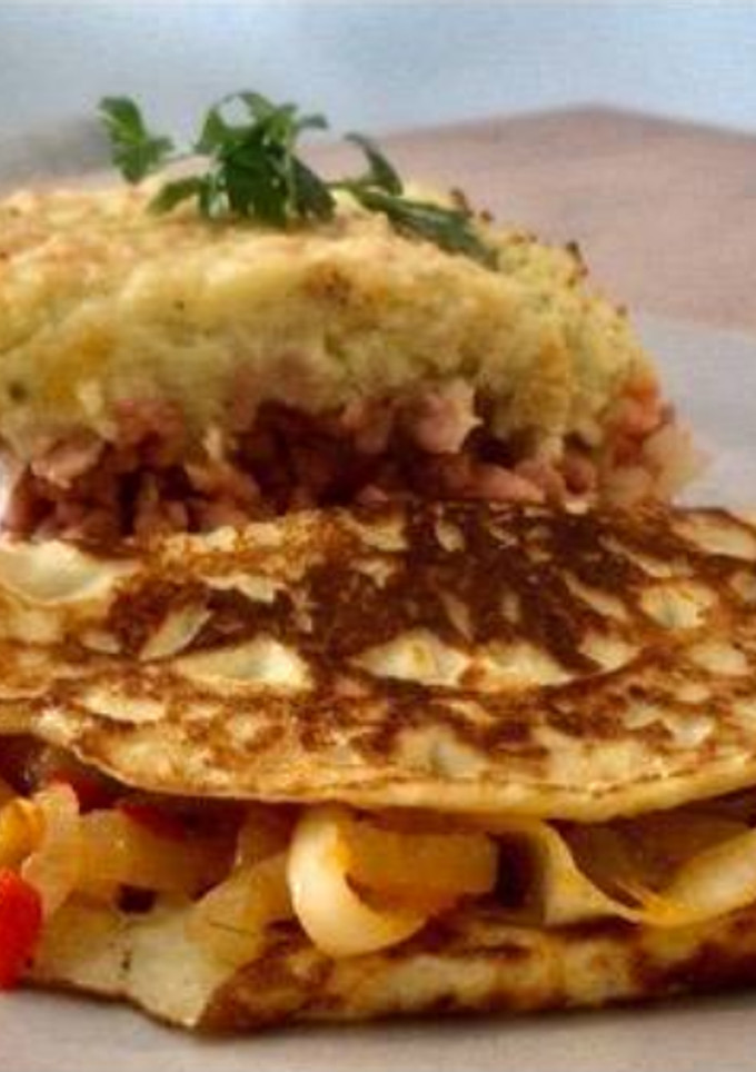 Una foto de Pastel de carne con puré de patatas y crepe de patata vegetal