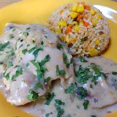 Una foto de Pollo al champiñón con arroz integral 🍄🍗