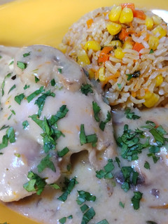 Una foto de Pollo al champiñón con arroz integral 🍄🍗