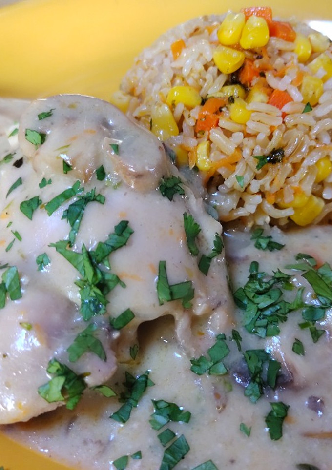 Una foto de Pollo al champiñón con arroz integral 🍄🍗