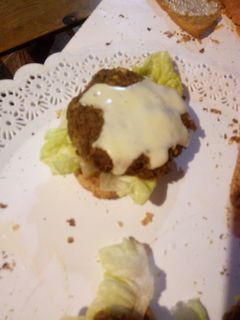 Una foto de Hamburguesa de lentejas, soja y garbanzo con pan casero integral