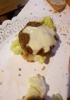 Una foto de Hamburguesa de lentejas, soja y garbanzo con pan casero integral
