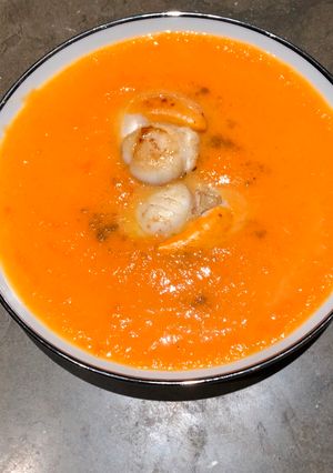 Une photo de Velouté de carottes au cumin et noix de St Jacques