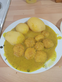 Una foto de Albóndigas de pollo con guarnición de patatas asadas