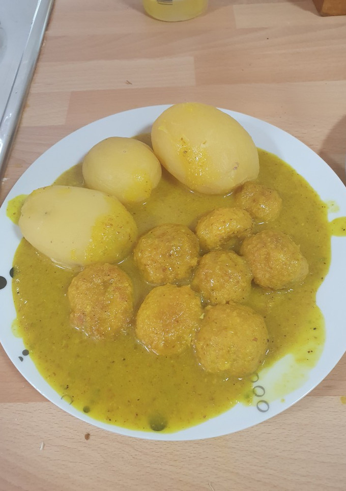 Una foto de Albóndigas de pollo con guarnición de patatas asadas