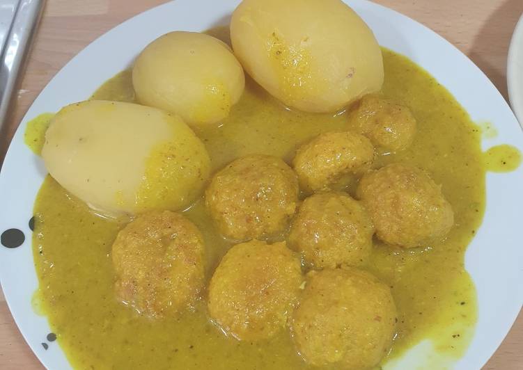 Albóndigas de pollo con guarnición de patatas asadas