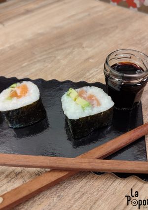Une photo de Makizushi saumon avocat