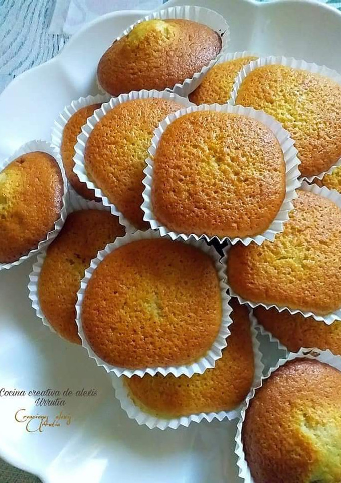 Una foto de Magdalenas de crema de castañas glaseadas con pasas y limón