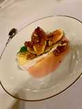 Higos flambeados con queso brie