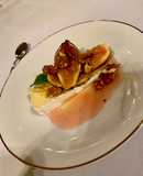 Higos flambeados con queso brie