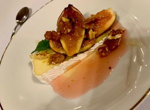 Una foto de Higos flambeados con queso brie