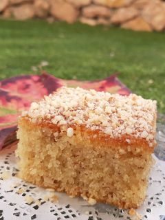Una foto de Basboussa de almendras