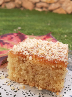 Una foto de Basboussa de almendras