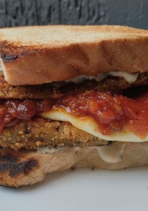 Una foto de Sándwich🧀de milanesa de berenjena y tomate🍆🍅🥪!!!