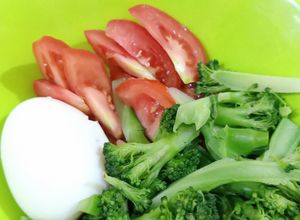 Foto resep Brokoli Telor Rebus + Tomat Fresh