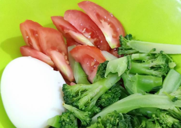 Cara Gampang Membuat Brokoli Telor Rebus + Tomat Fresh, Sempurna