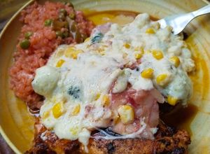 Una foto de Pechuga de pollo con verduras al queso y arroz