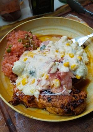 Una foto de Pechuga de pollo con verduras al queso y arroz