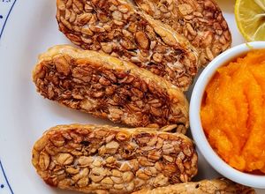 Una foto de Tempeh 🇮🇩 al ajillo 🫛 Fermentado natural de soja al ajo 🫘 🧄