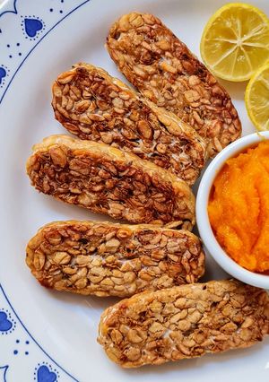 Una foto de Tempeh 🇮🇩 al ajillo 🫛 Fermentado natural de soja al ajo 🫘 🧄