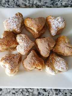 Una foto de Corazones de hojaldre rellenos de ganache de chocolate