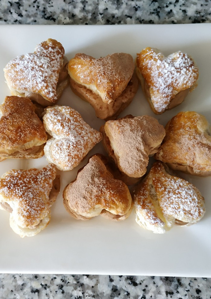 Una foto de Corazones de hojaldre rellenos de ganache de chocolate