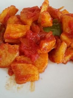 Una foto de Sofrito de patatas con tomate