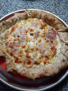 Una foto de Pascualina de una sola masa de jamón y queso
