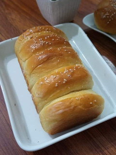 A picture of Condensed milk bread and bun.